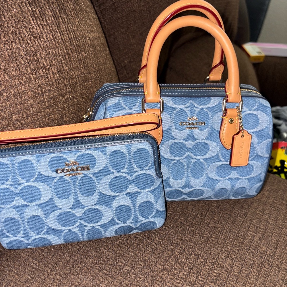 Coach mini denim Rowan with denim wristlet - Picture 2 of 9